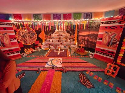 Preservan tradiciones mexicanas con altar de muertos en secundaria Vito Alessio Robles
