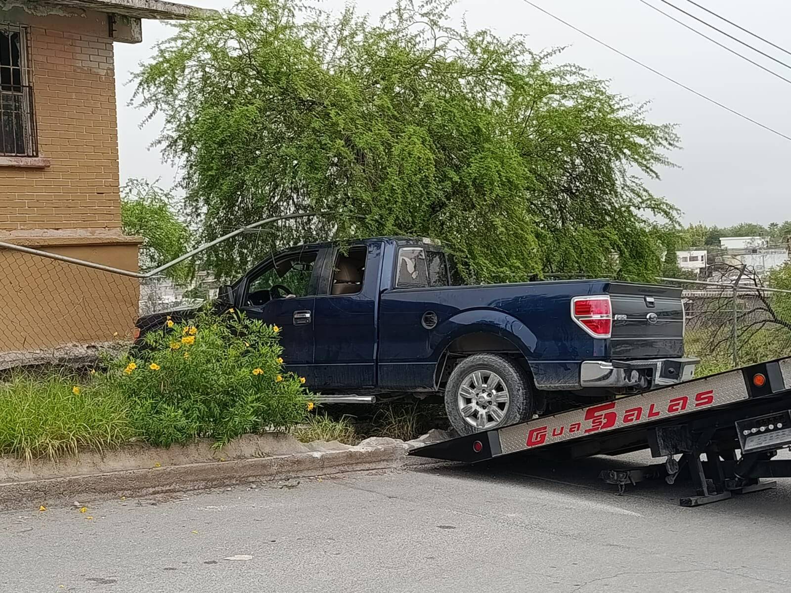 Adolescente de 14 años estrella camioneta contra barda de escuela en Monclova