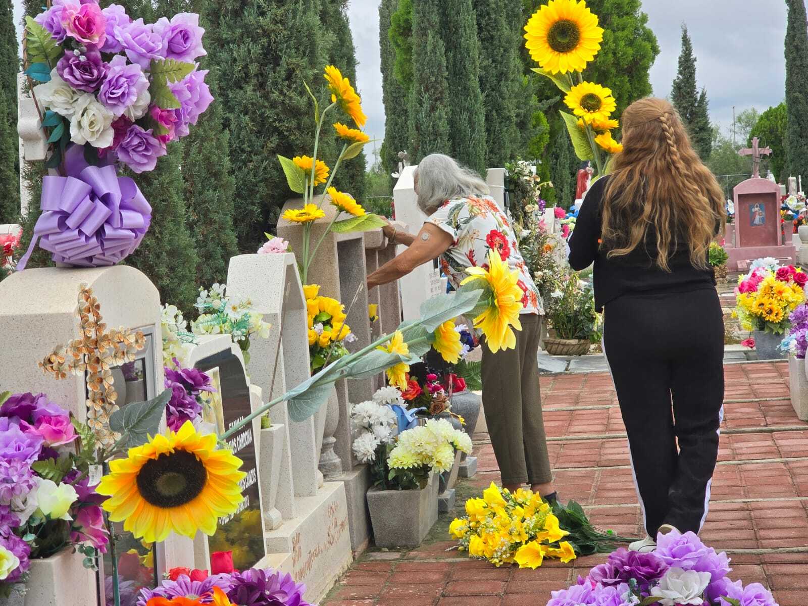 Familias adelantan visitas a panteones para evitar aglomeraciones por Día de Muertos