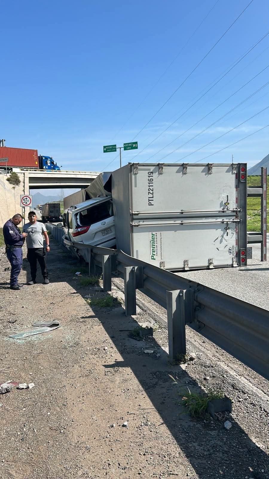 Tráiler cae sobre camioneta familiar en la carretera Saltillo-Monterrey