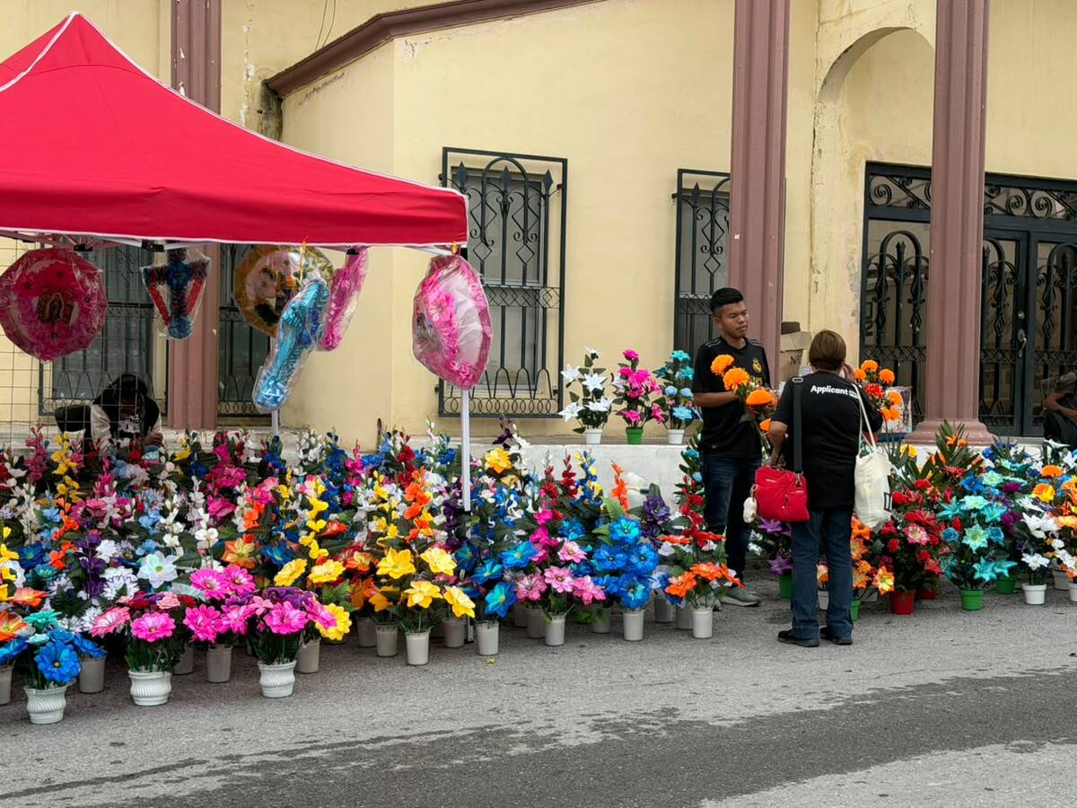 Instalan más de 120 espacios para comerciantes en los panteones de Monclova por Día de Muertos