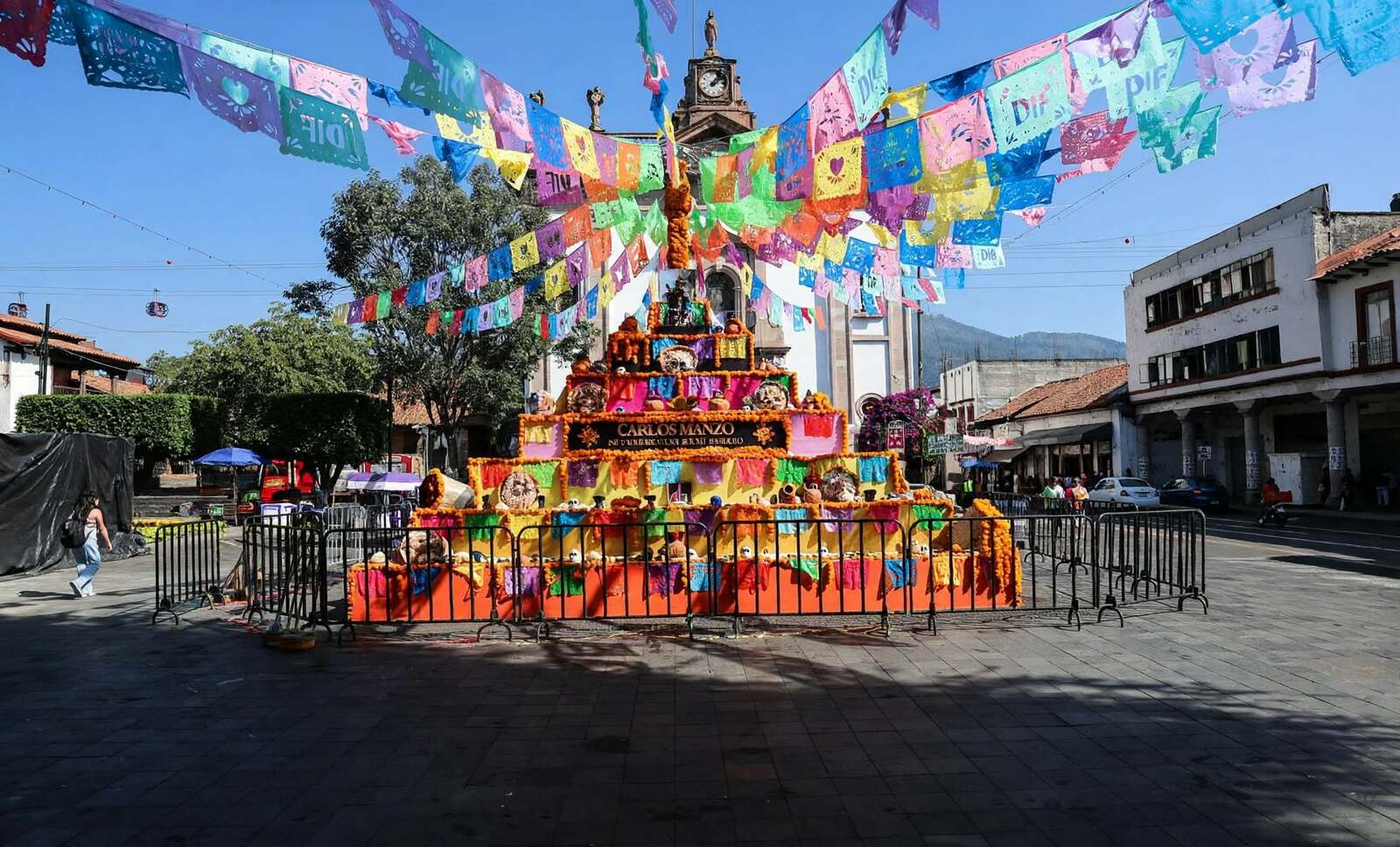 Flores, recuerdos y exigencias de justicia: así recuerda Uruapan a Carlos Manzo
